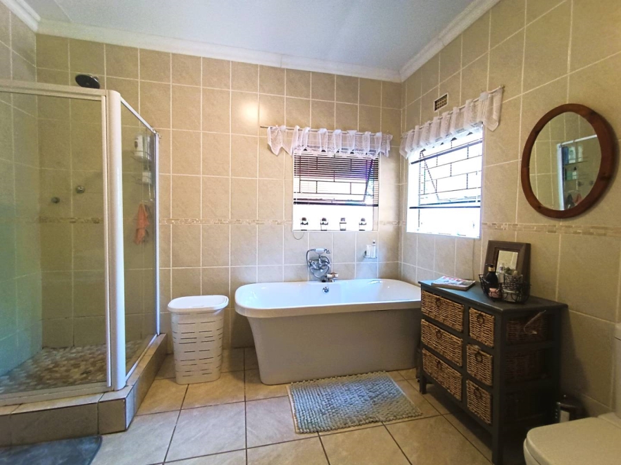 5 Bedroom Property for Sale in Langenhovenpark Free State